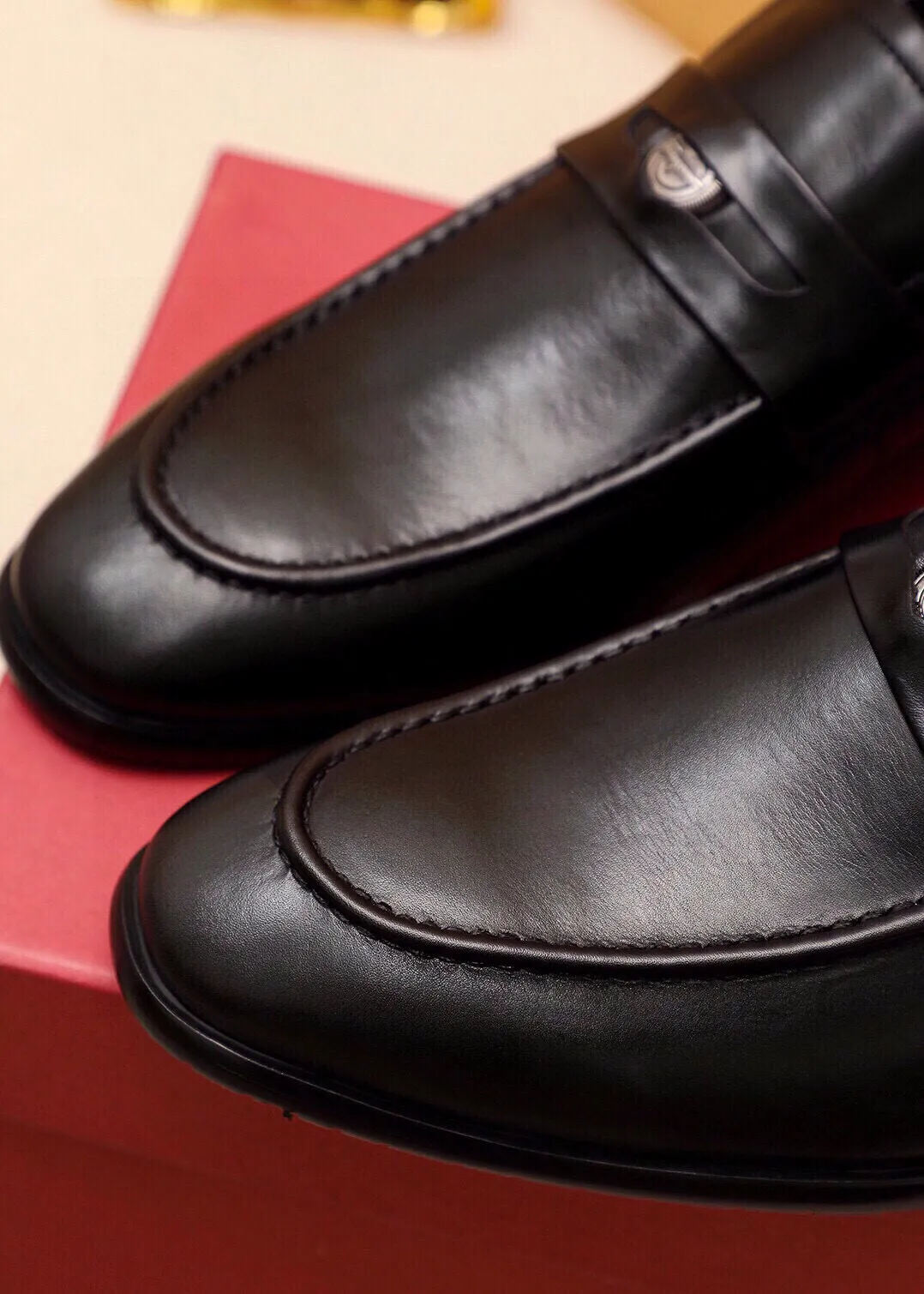 Men's shoes 💰520 💐 Product trademark: Ferragamo "Ferragamo" casual leather shoes Regular size: 38-44 (45🉑️customized) Product materials: Selected imported first-layer calfskin upper + original hardware buckle, imported water-dyed cowhide leather lining. Strong three-dimensional visual effect, combined outsole Color: 2⃣️colors available